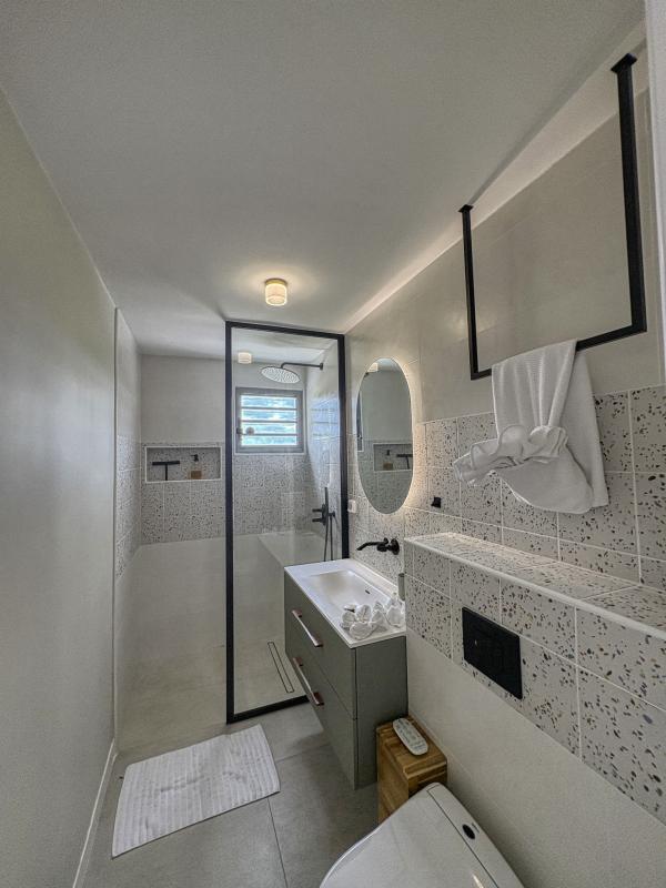 29.Location villa piscine Gosier Guadeloupe_Salle de douche